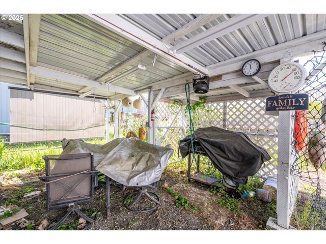 125 N 4TH St, Lakeside, OR 97449