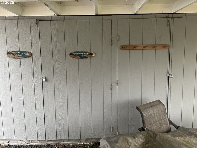 125 N 4TH St, Lakeside, OR 97449