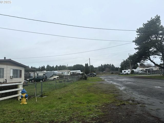 125 N 4TH St, Lakeside, OR 97449