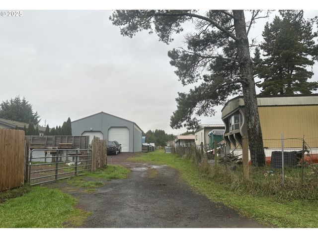 125 N 4TH St, Lakeside, OR 97449