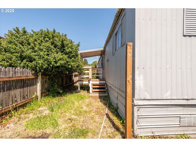 125 N 4TH St, Lakeside, OR 97449