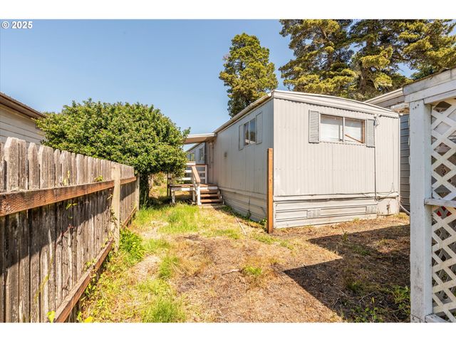 125 N 4TH St, Lakeside, OR 97449