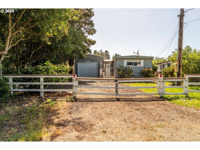 125 N 4TH St, Lakeside, OR 97449