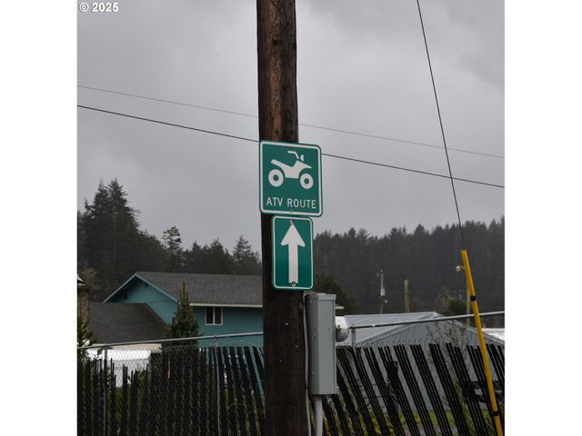 125 N 4TH St, Lakeside, OR 97449