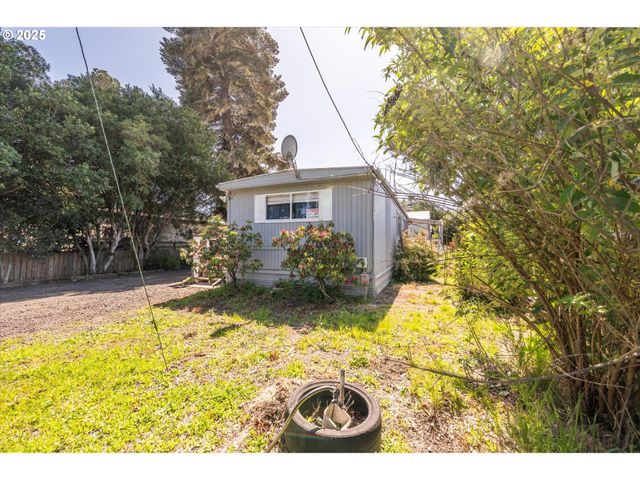 125 N 4TH St, Lakeside, OR 97449