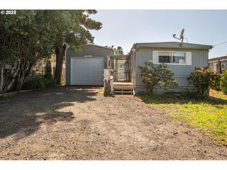 125 N 4TH St, Lakeside, OR 97449