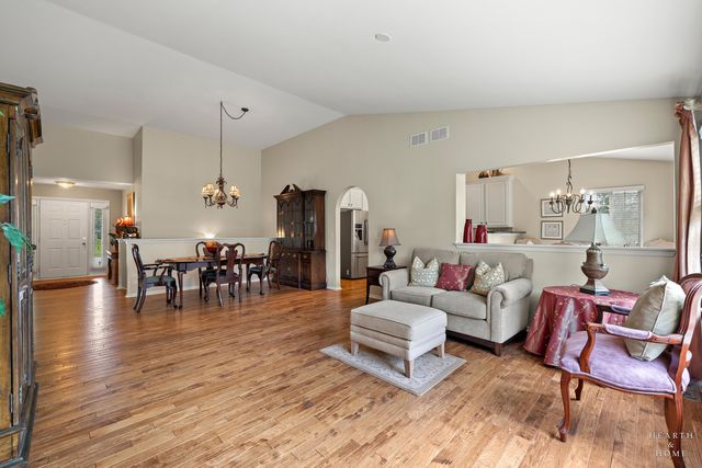 1352 Evergreen Lane, Pingree Grove, IL 60140