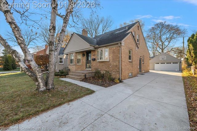 13365 Winchester Avenue, Huntington Woods, MI 48070