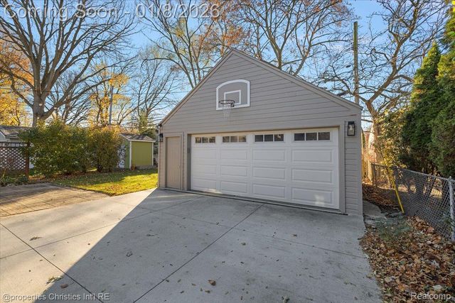 13365 Winchester Avenue, Huntington Woods, MI 48070