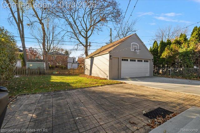 13365 Winchester Avenue, Huntington Woods, MI 48070