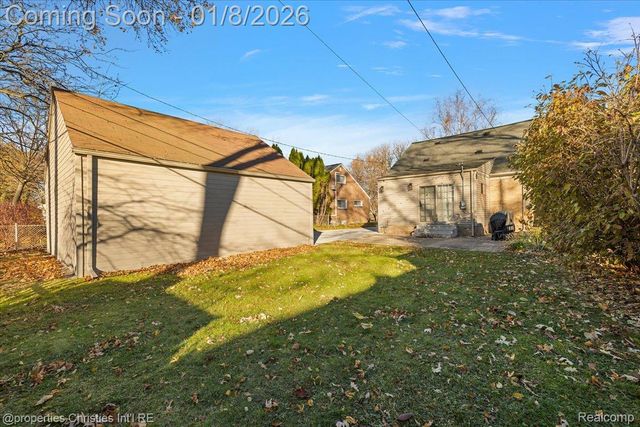 13365 Winchester Avenue, Huntington Woods, MI 48070