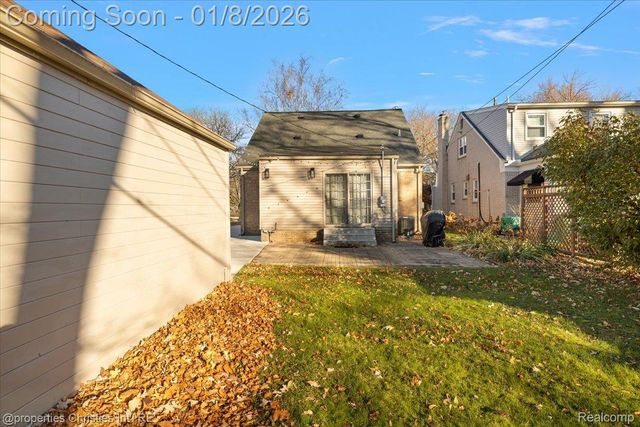 13365 Winchester Avenue, Huntington Woods, MI 48070