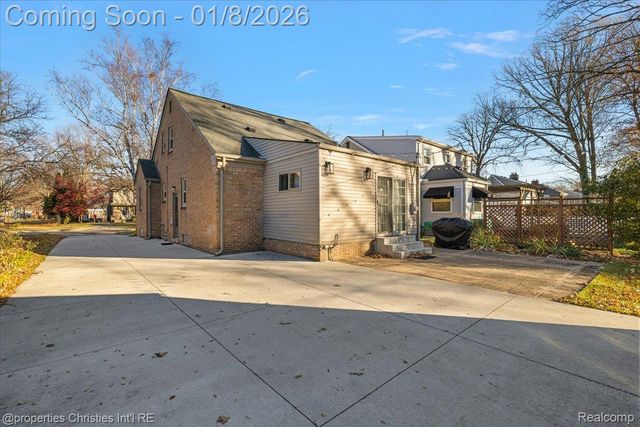 13365 Winchester Avenue, Huntington Woods, MI 48070