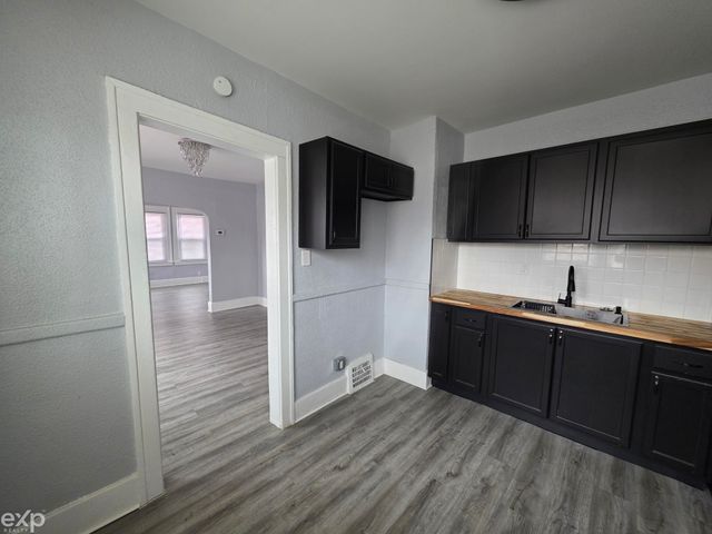 5217 Lakeview Street, Detroit, MI 48213