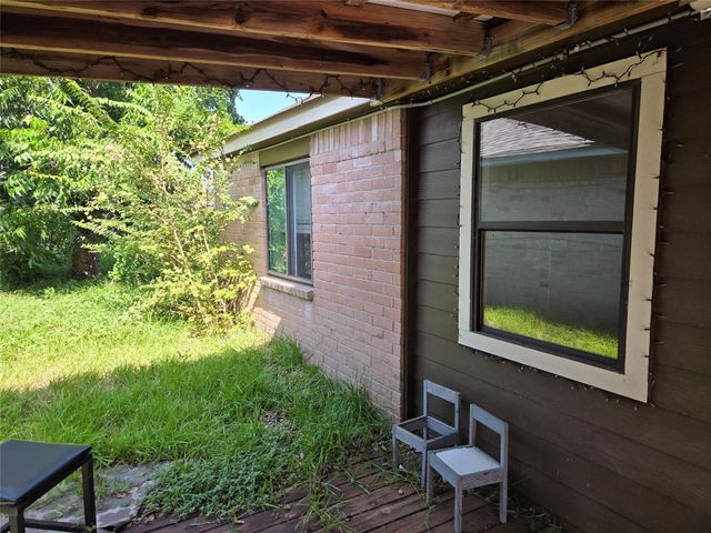 802 Hartman Drive, Baytown, TX 77521