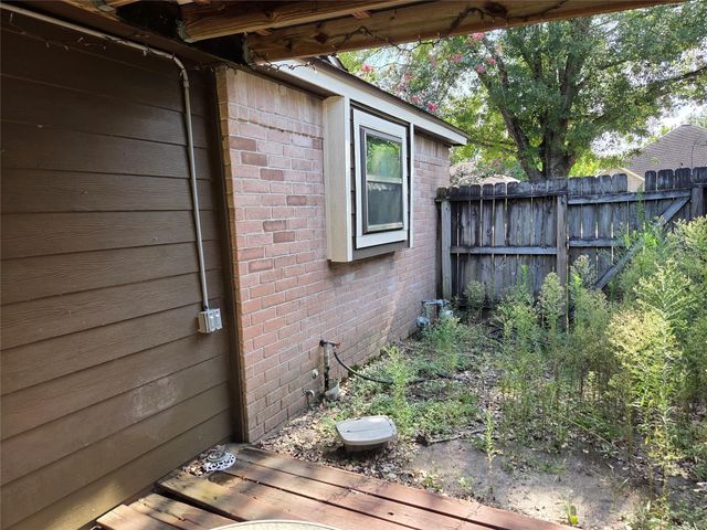 802 Hartman Drive, Baytown, TX 77521