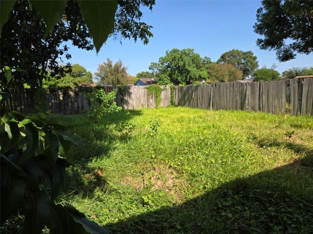 802 Hartman Drive, Baytown, TX 77521