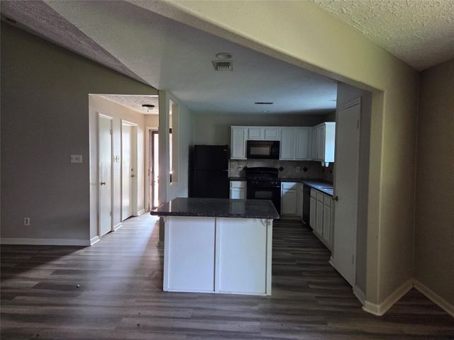 802 Hartman Drive, Baytown, TX 77521