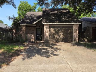 802 Hartman Drive, Baytown, TX 77521