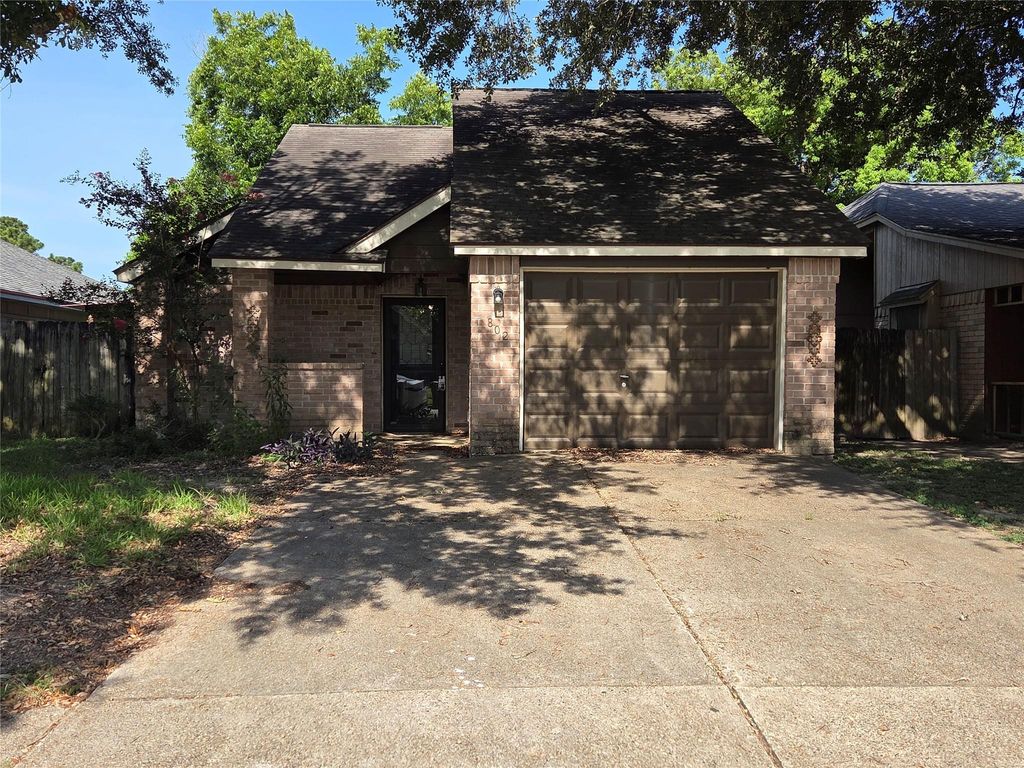 802 Hartman Drive, Baytown, TX 77521