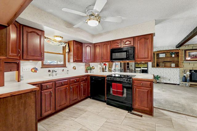 201 Miles Ave, Valley Center, KS 67147