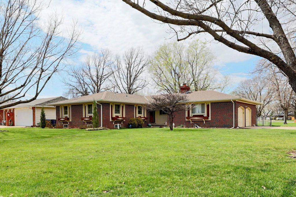 201 Miles Ave, Valley Center, KS 67147