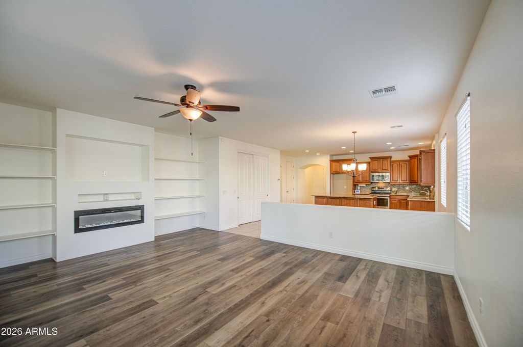 Image 3 of property listing at 15859 N 76TH Avenue, Peoria, AZ 85382