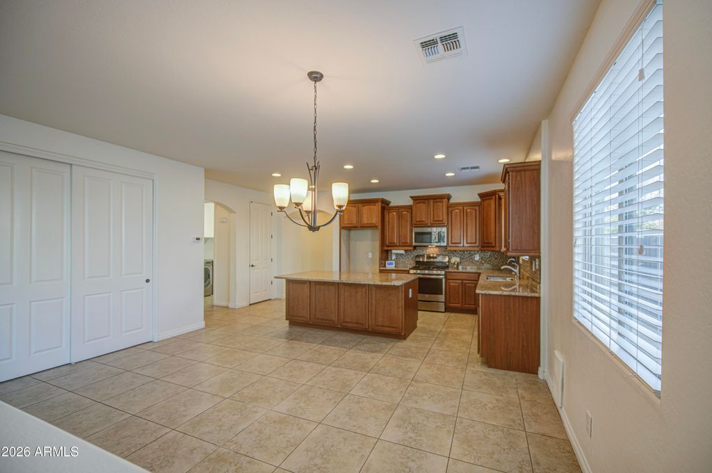 Image 8 of property listing at 15859 N 76TH Avenue, Peoria, AZ 85382