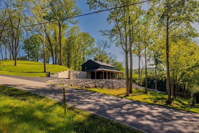 139 River Oaks Dr, Sparta, TN 38583