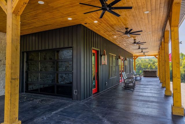 139 River Oaks Dr, Sparta, TN 38583