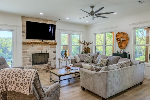 139 River Oaks Dr, Sparta, TN 38583