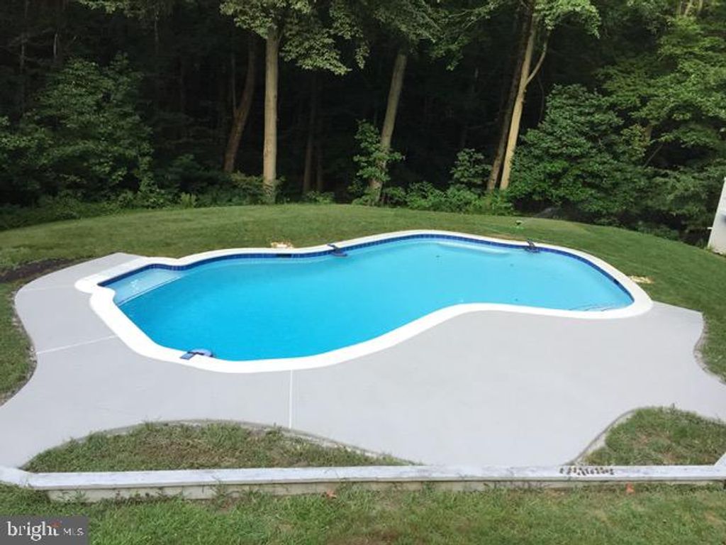 Image 4 of property listing at 3400 CHURCHILL CT, Owings, MD 20736