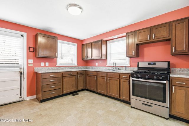 2115 Lower Hunters Trace, Louisville, KY 40216