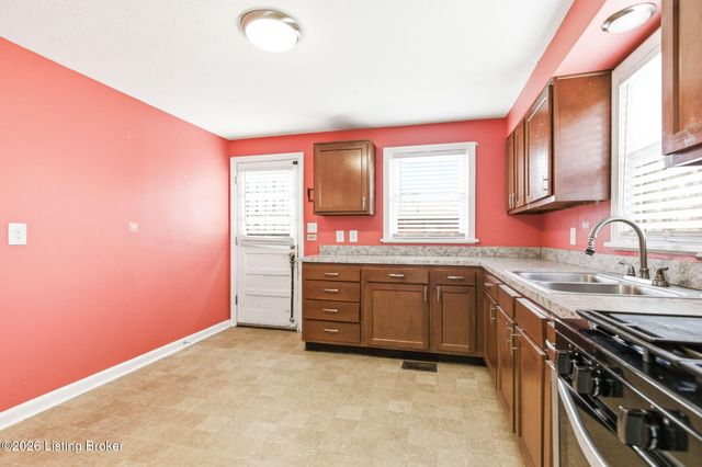 2115 Lower Hunters Trace, Louisville, KY 40216