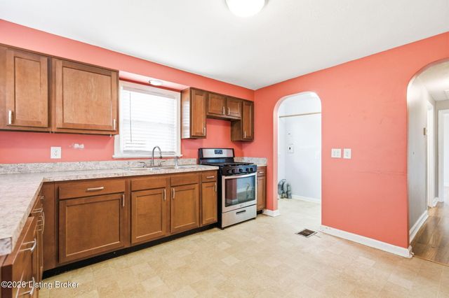 2115 Lower Hunters Trace, Louisville, KY 40216