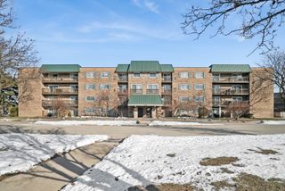 675 Grove Terrace 208, Elk Grove Village, IL 60007