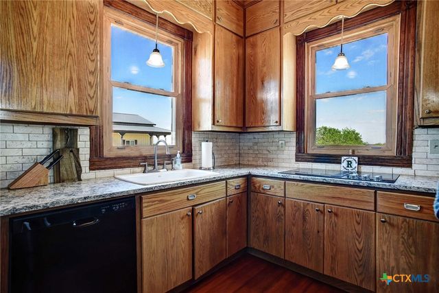 1370 County Road 353, Shiner, TX 77984