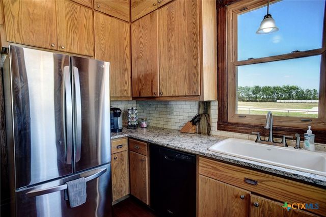 1370 County Road 353, Shiner, TX 77984