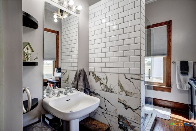 1370 County Road 353, Shiner, TX 77984