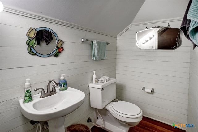 1370 County Road 353, Shiner, TX 77984