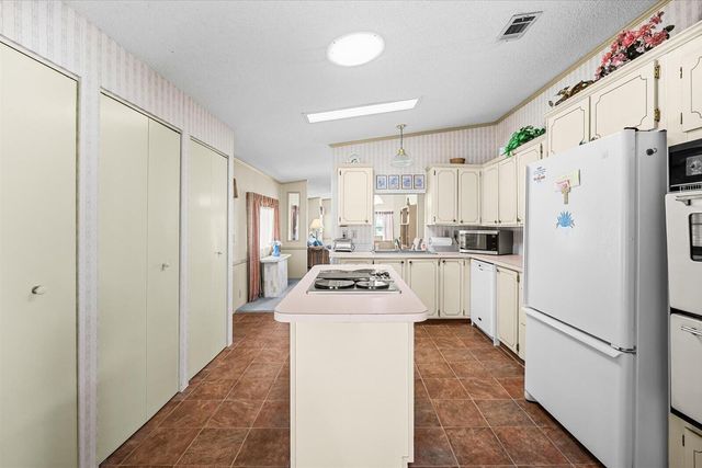 484 TROPICAL ISLES Circle D-32, Fort Pierce, FL 34982