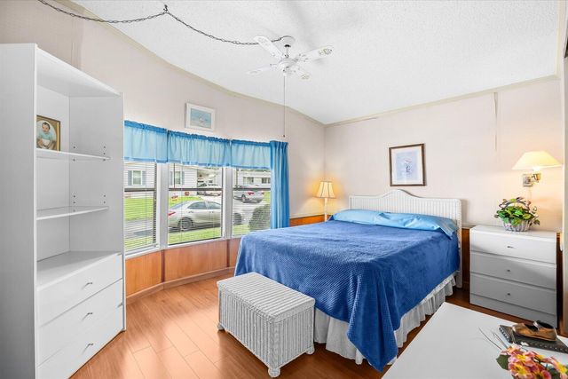 484 TROPICAL ISLES Circle D-32, Fort Pierce, FL 34982