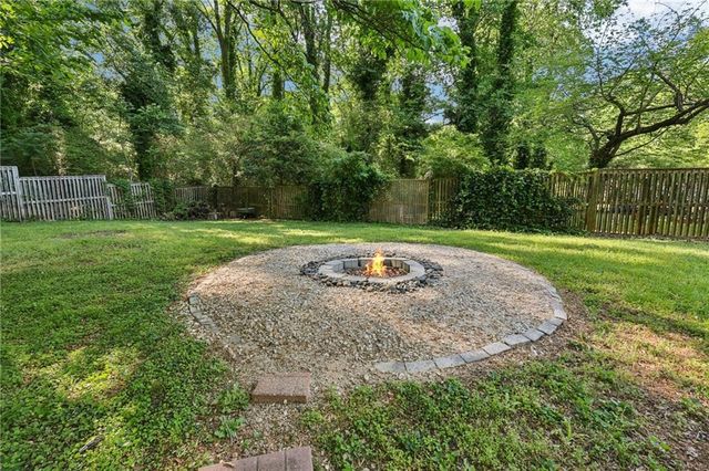 562 Rimrock Trail, Stone Mountain, GA 30083