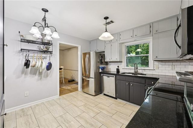 562 Rimrock Trail, Stone Mountain, GA 30083