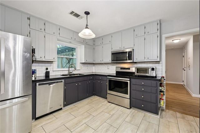 562 Rimrock Trail, Stone Mountain, GA 30083