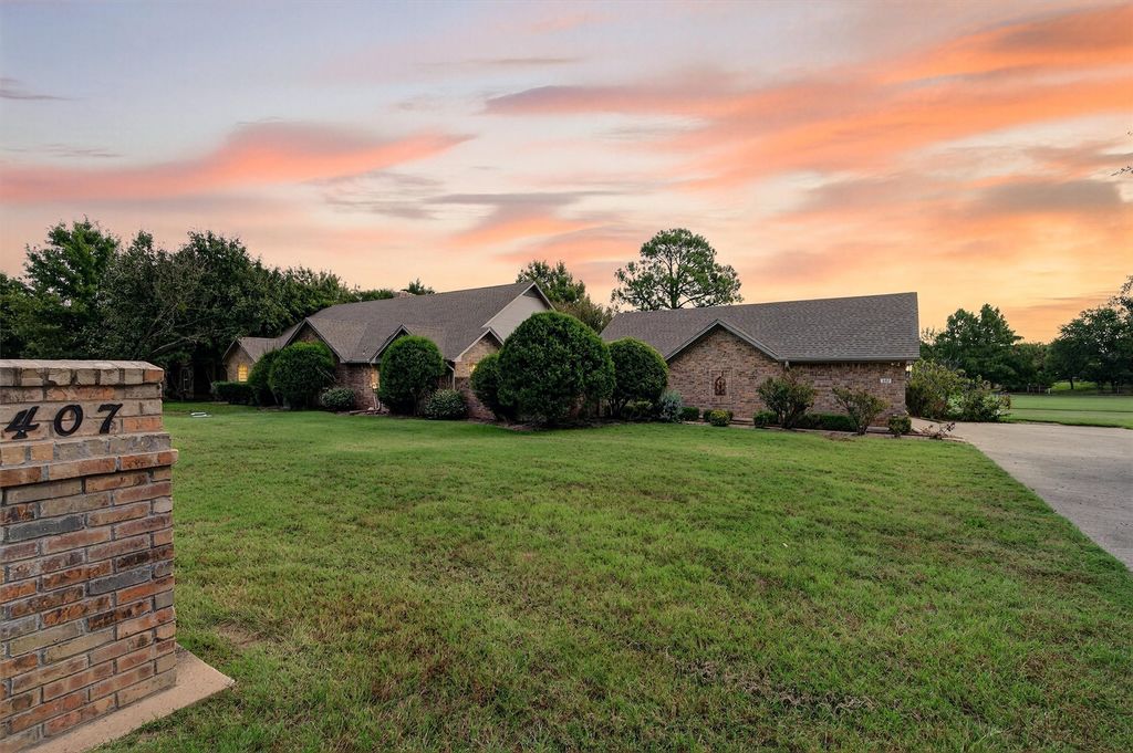 407 Navajo Trail, Lake Kiowa, TX 76240