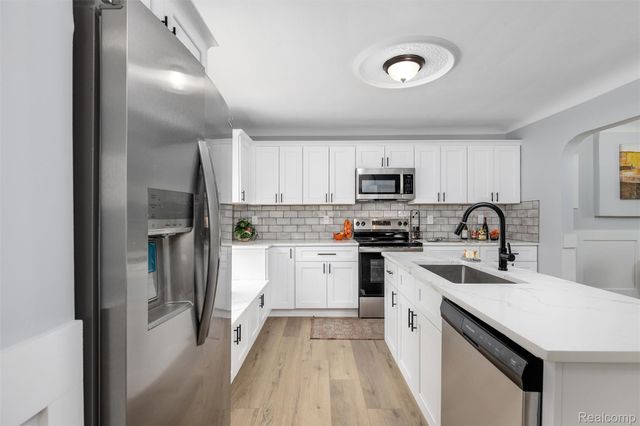 200 Alice Avenue, Bloomfield Hills, MI 48302