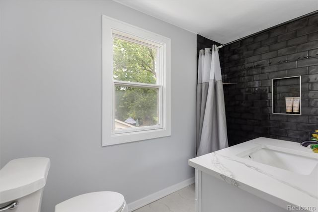 200 Alice Avenue, Bloomfield Hills, MI 48302