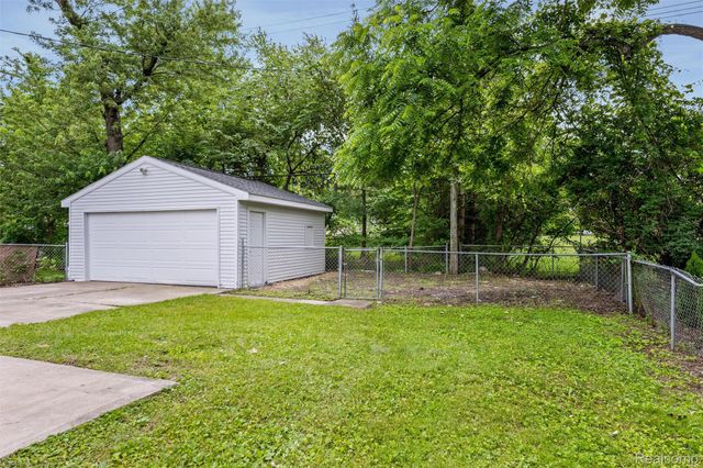 200 Alice Avenue, Bloomfield Hills, MI 48302