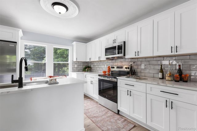 200 Alice Avenue, Bloomfield Hills, MI 48302
